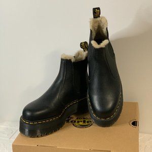 BRAND NEW CONDITION DR. MARTENS 2976 FAUX FUR LINED PLATFORM CHELSEA BOOTS WITH